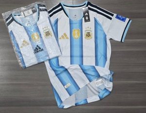 AFA TITULAR 2026 CON PARCHES DEL MUNDIAL VERSION JUGADOR TALLE(XXL)