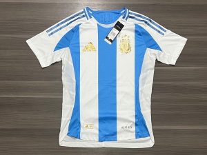 CAMISETA ARGENTINA TITULAR 2024 VERSIÓN JUGADOR (MANCHADA) TALLE (S/M)