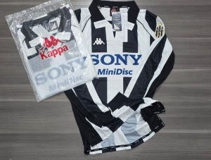 JUVENTUS TITULAR RETRO MANGA LARGA 1997 TALLES(M/XL/ XXL)